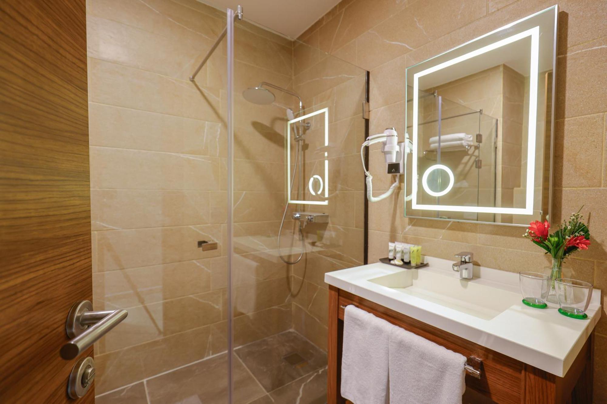 Byblos Hotel Abidjan Extérieur photo